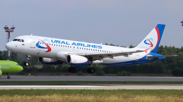RA-73818:Airbus A320-200:Уральские авиалинии
